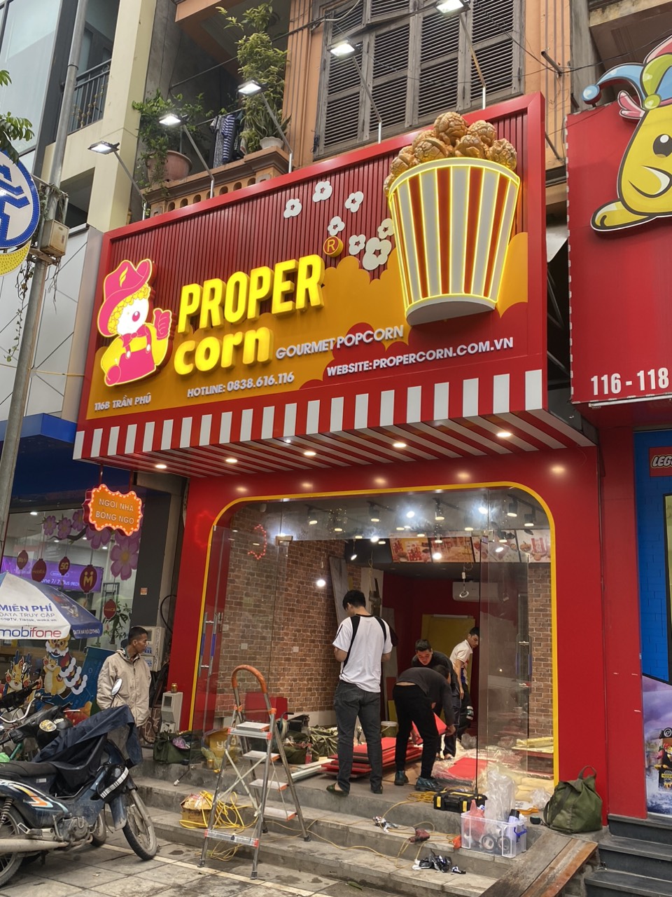 biển quảng cáo sử dụng chất liệu bạt 3m xuyên sángcông nghệ in UV